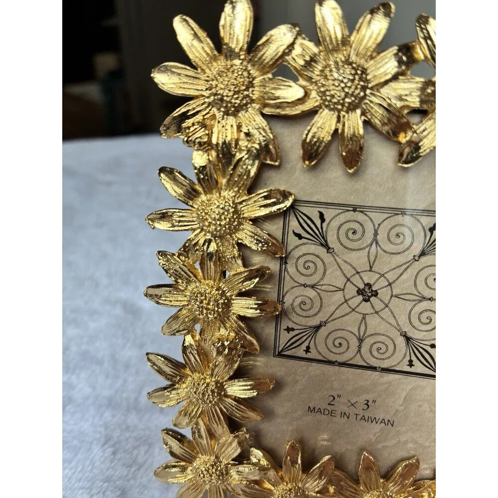 Unbranded gold metal